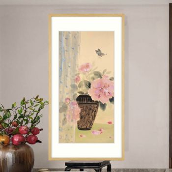 窗帘前的花瓶吸引着蝴蝶纯手绘水墨花鸟国画原木画框