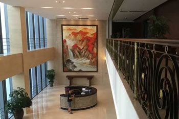 酒店挂画 酒店配画 大堂挂画 光画布一百多斤重 外框就有18cm 字画美客户订制作品安装实际图